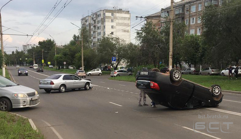 В Братске в результате ДТП перевернулась иномарка 