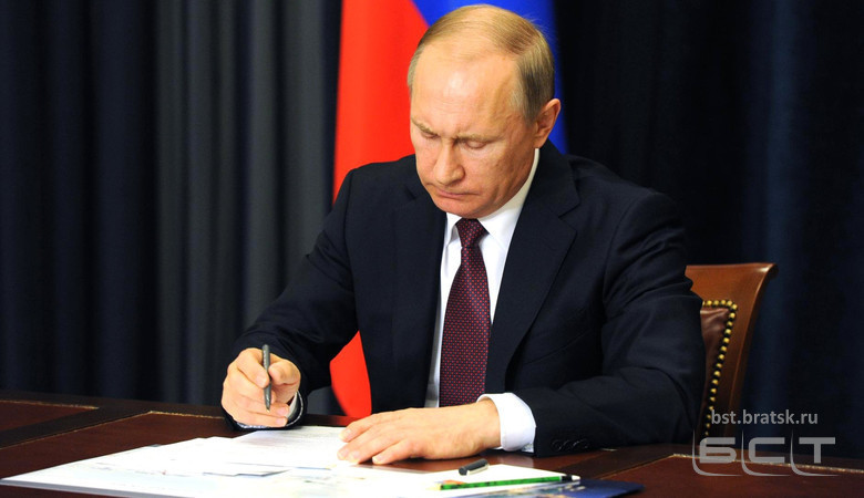 Путин подписал указ о единовременной выплате пенсионерам в 10 тысяч рублей