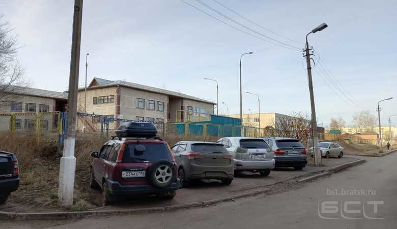 В проекте нового КоАП предусмотрен штраф до 3 тыс. руб. за парковку на газоне