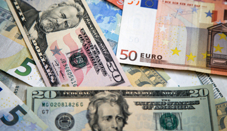 Доллар уже по 50 рублей, евро – ниже 53