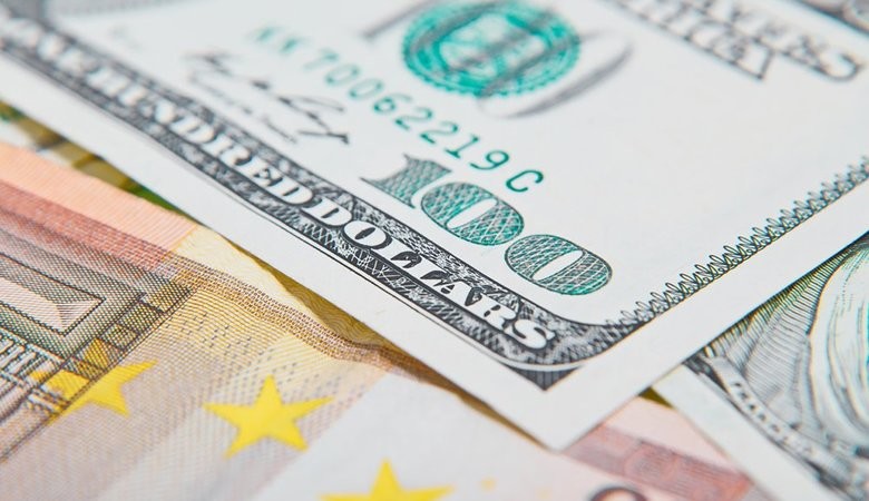 Курс евро впервые за 20 лет опустился ниже 1,01 доллара